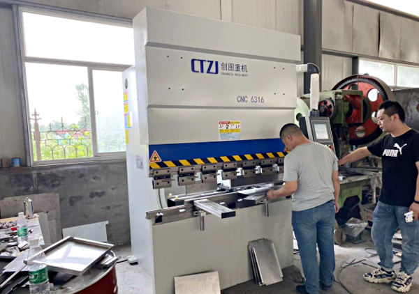 小型数控折弯机1